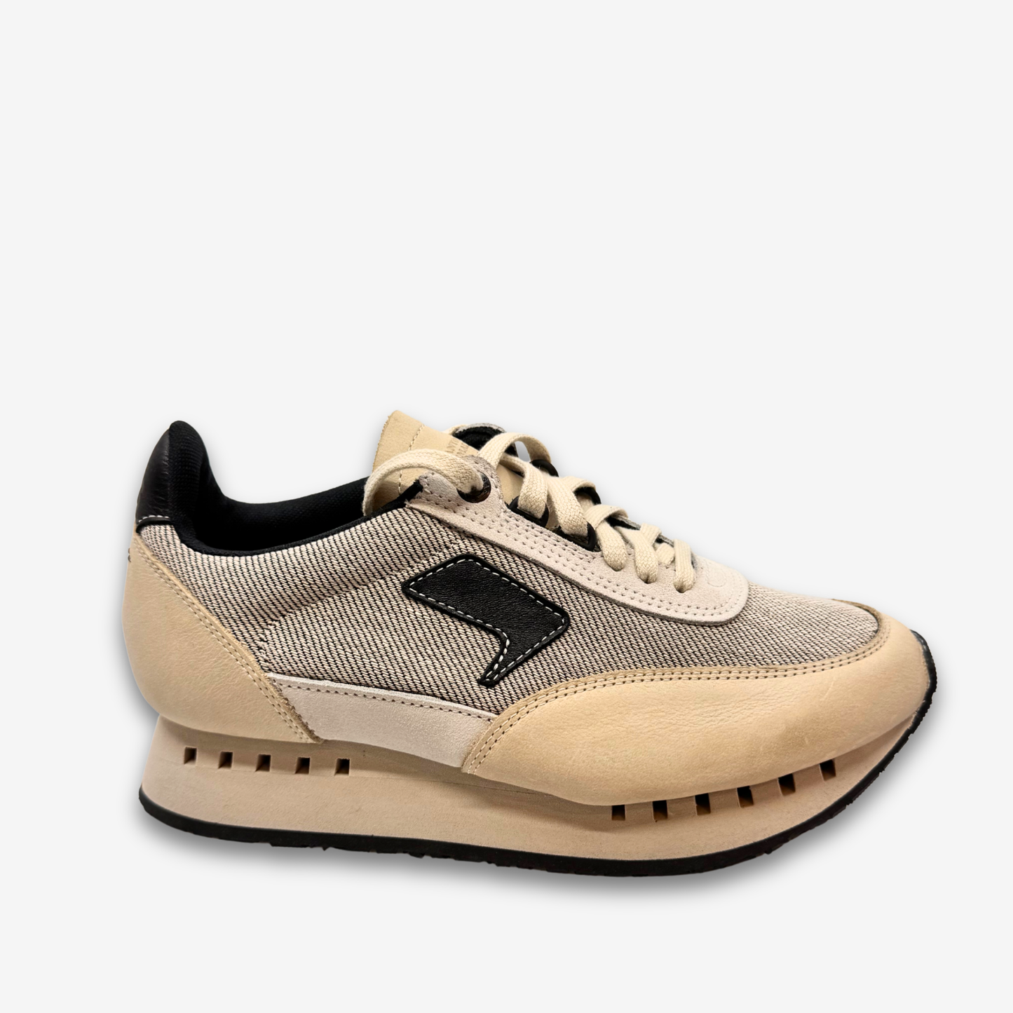 أحذية رياضية نسائية من SAS