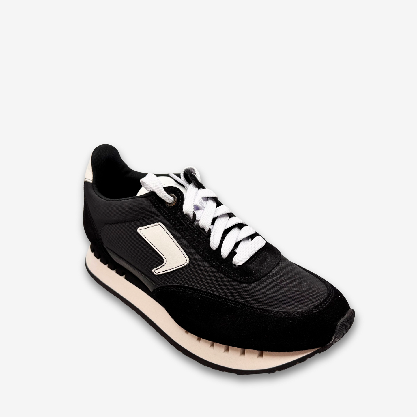 أحذية رياضية نسائية من SAS